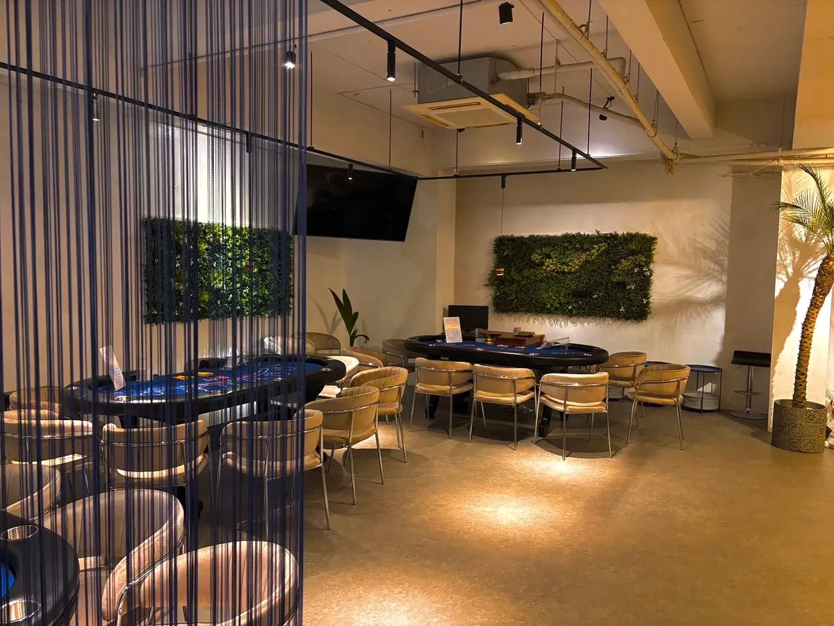 石垣島 Lejeの店内 - シーシャ＆アミューズメントカジノバー